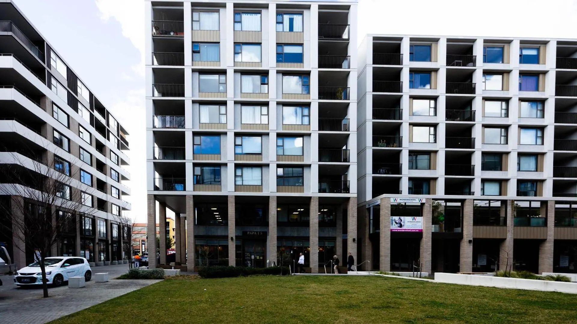 Spacious & Open 2 Bd 2Bth Unit In Canberra City 0*,